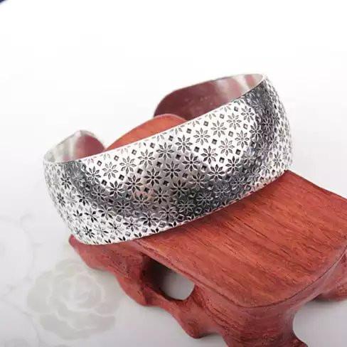 Let It Snow Sweet Sentiment Bracelet